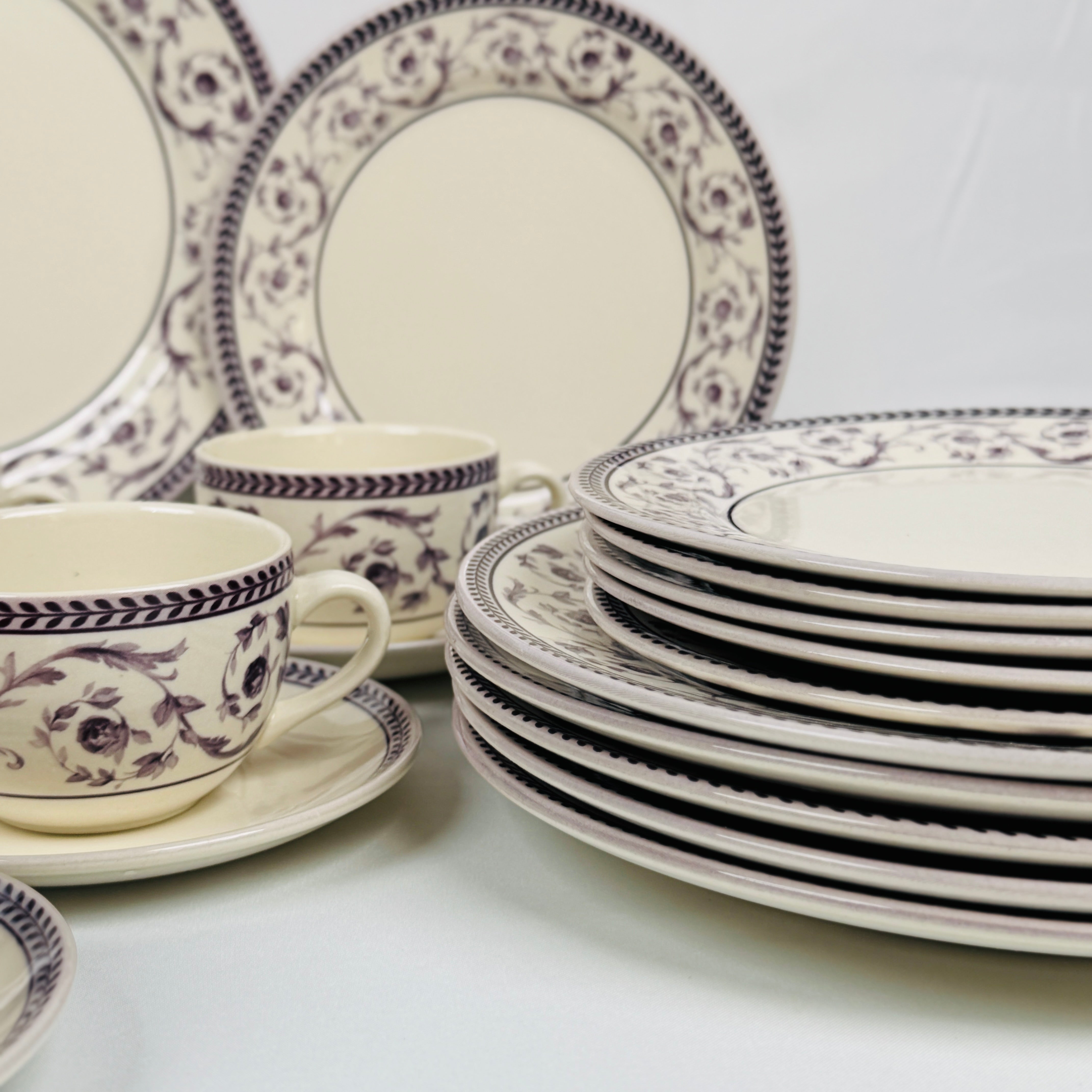 Callista Purple Dinner Set - Claytan